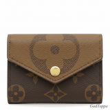 Louis Vuitton dreifach gefaltetes Portemonnaie LOUIS VUITTON Portefeuille Zoe Monogram Canvas Monogram Giant Reverse, goldfarbene Hardware, kompakt, M80725