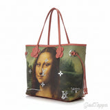 Louis Vuitton Neverfull MM Mona Lisa Da Vinci Masters Collection Monogram Certy Lieder a Mohnbléieblat-Faarf, Schëller- an Tragtäsch. Louis Vuitton Schëllertäsch, Dammenhandtäsch, Täsch, Mark.