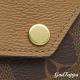 Louis Vuitton dreifach gefaltetes Portemonnaie LOUIS VUITTON Portefeuille Zoe Monogram Canvas Monogram Giant Reverse, goldfarbene Hardware, kompakt, M80725